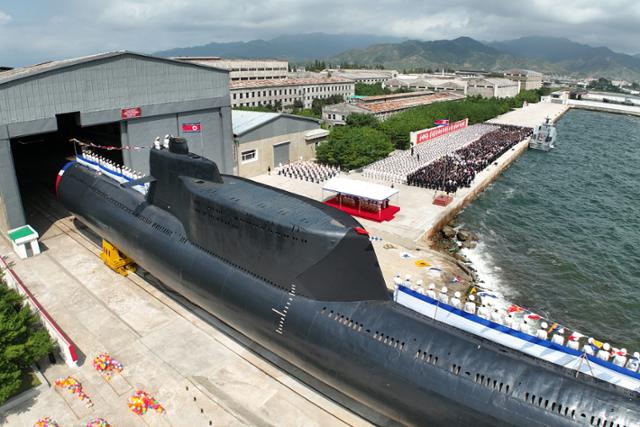 김정은 국무위원장이 참관한 가운데 북한이 전술핵공격잠수함이라고 공개한 함정. 북한은 이 잠수함정을 김군옥 영웅함으로 명명했다. 뉴스1