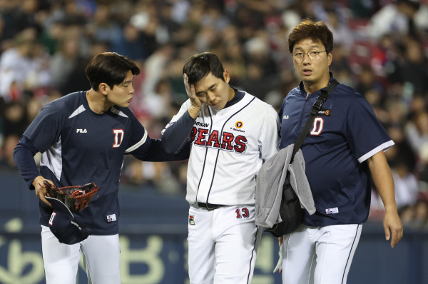 <yonhap photo-4745="">16일 오후 서울 잠실야구장에서 열린 2023 프로야구 SSG 랜더스와 두산 베어스의 경기. 7회초 2사 1,2루 SSG 에레디아 타격 때 타구에 맞은 두산 허경민이 교체되고 있다.  사진=연합뉴스</yonhap>