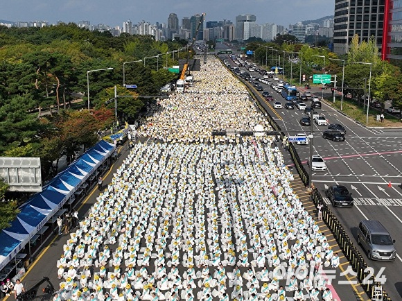 기독교복음선교회 회원들이 ‘2023년 민족과 세계를 위한 화합과 평화 구국기도회’에 참여하고 있다. [사진=이광열 기자]