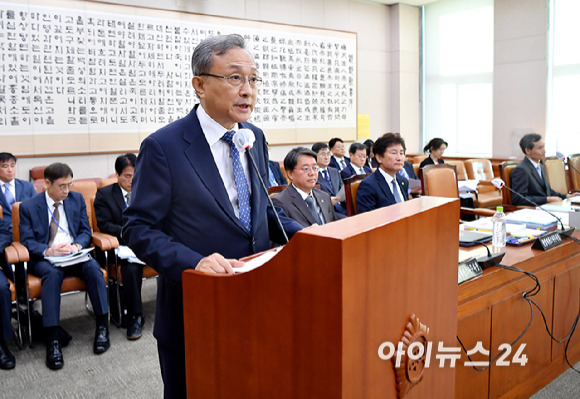 유남석 헌법재판소장이 16일 오전 서울 여의도 국회에서 열린 법제사법위원회의 헌법재판소, 헌법재판연구원에 대한 국정감사에서 인사말을 하고 있다. [사진=곽영래 기자]