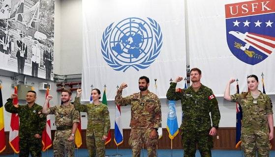 한·미 연합 군사연습인 '을지 자유의 방패(UFS)' 기간에 유엔군 증원군 자격으로 참가한 영국·이탈리아·호주·뉴질랜드·캐나다 남녀 군인들이 지난 8월 30일 경기 평택 미군기지(캠프 험프리스)에서 결의를 다지고 있다. 미군 이외의 유엔사 회원국 장병들의 UFS 참가 사실이 처음 공개됐다. [사진공동취재단]