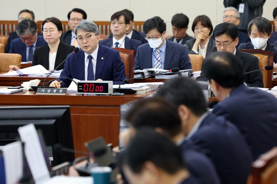 유희동 기상청장이 16일 서울 여의도 국회에서 열린 환경노동위원회의 기상청 등 국정감사에서 의원 질의에 답하고 있다. 뉴스1