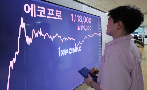 EcoPro shares once traded at 1.12 million won per share on July 18 with the growing expectations of the EV industry. [YONHAP]