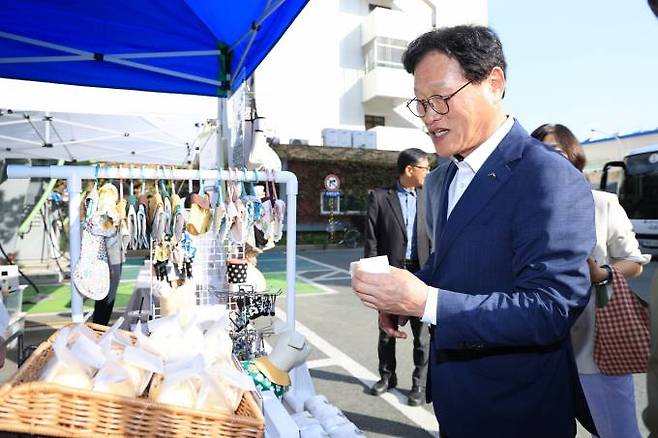 지난 12일 수성구청 광장에서 개최된 ‘대구자활별별순회장터’에 참석한 김대권 수성구청장이 자활생산품 부스를 둘러보고 있다. (수성구 제공) 2023.10.16