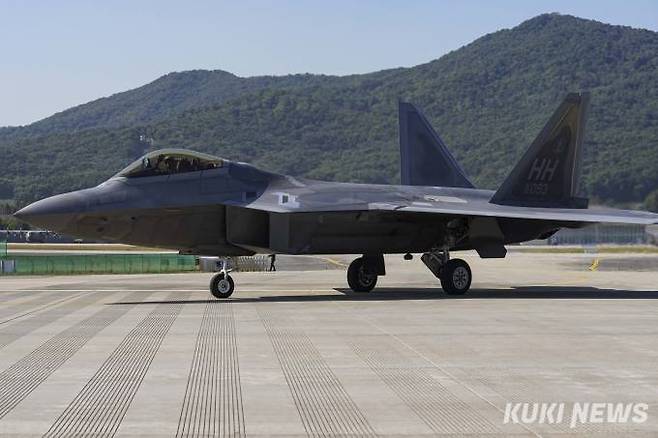 미군 스텔스 전투기 F-22 랩터.