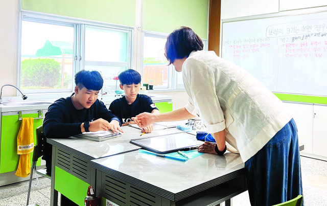 지난달 방문한 전남 해남군 화산중학교에서 2학년 학생들이 과학 교과 수업에 참여해 교사의 설명을 듣고 있다. 이 학교 2학년 학생은 이들 2명이 전부이며 전교생은 모두 11명이다. 교장을 포함한 교직원은 14명이다. 해남=김재환 기자