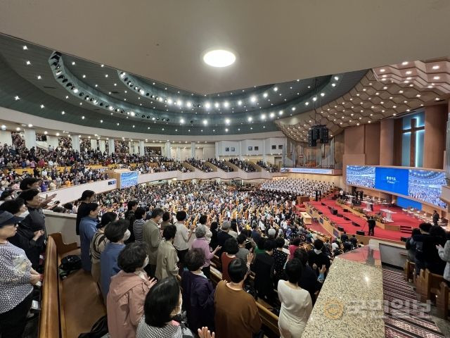 여의도순복음교회 성도들이 15일 서울 영등포구 여의도순복음교회에서 통성으로 기도하고 있다.