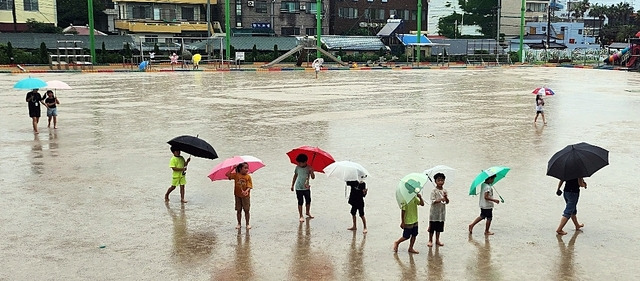 제주남초등학교 학생들이 운동장에서 맨발로 걷고 있다. 이날 행사는 아이들의 자연 지능을 일깨우기 위한 활동의 일환으로 이뤄졌다. 제주도교육청 제공