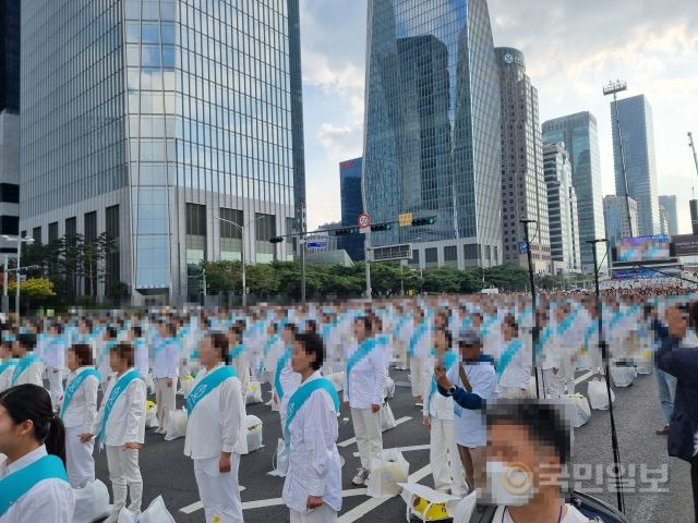 JMS 신도들이 15일 서울 영등포구 여의대로에서 ‘민족과 세계를 위한 화합과 평화 구국기도회’ 집회를 갖고 있다. 조승현 기자