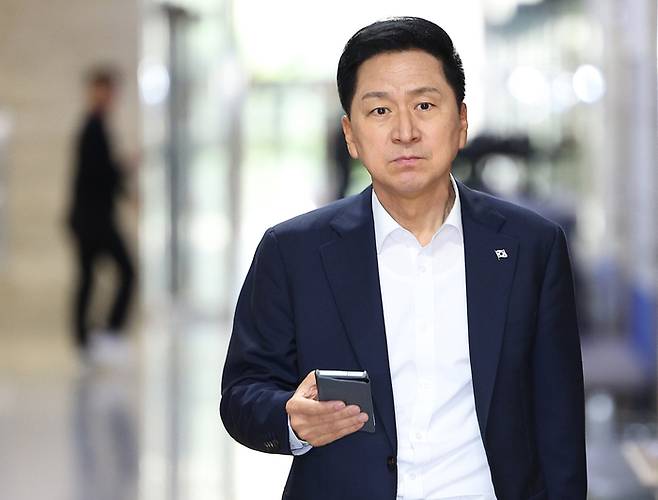 국민의힘 김기현 대표가 13일 오전 서울 여의도 국회 당대표실로 출근하고 있다. [사진 = 연합뉴스]