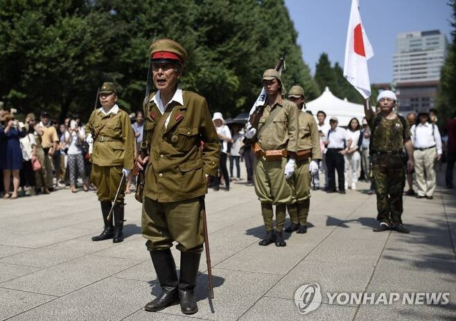 태평양전쟁 당시 일본군 군복을 입은  야스쿠니 신사 참배객 [사진출처=연합뉴스]