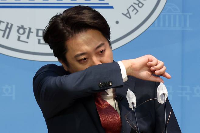국민의힘 이준석 전 대표가 16일 국회에서 현안 관련 기자회견 중 해병대 채모 상병, 서이초 사건 등을 이야기 하다 눈물을 흘리고 있다. [사진 = 연합뉴스]