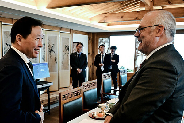 SK Chair man Chey Tae-won, left, and the President of Estonia Alar Karis [Courtesy of SK]