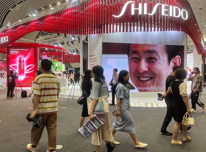 4월11일(현지시간) 중국 하이난성 하이커우에서 열린 제3회 '중국 국제 소비재 박람회'에서 일본 화장품 회사 시세이도의 부스 앞을 사람들이 지나가고 있다./로이터=뉴스1