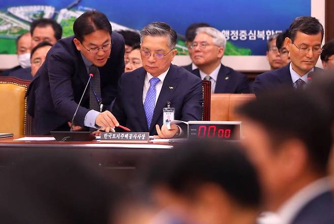 [서울=뉴시스] 추상철 기자 = 이한준 한국토지주택공사(LH) 사장이 16일 오전 서울 여의도 국회에서 열린 국토교통위원회의 한국토지주택공사 등에 대한 국정감사에서 자료를 살펴보고 있다. 2023.10.16.