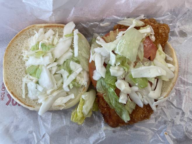 16일 오전 서울의 한 롯데리아 매장. 버거 제품에 양상추와 양배추를 혼합해 제공하고 있다. 전새날 기자