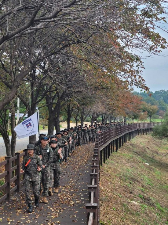 경북전문대학교 제301학생군사교육단이 칠곡 6·25격전지 15km 도보답사를 하고 있다(경북 전문대 제공)