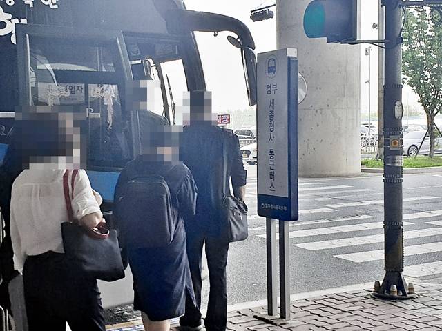 [세종=뉴시스] 충북 오송역에서 하차한 정부세종청사 공무원들이 청사로 들어가기 위해 준비된 통근버스에 오르고 있다. (사진= 뉴시스 DB) *재판매 및 DB 금지