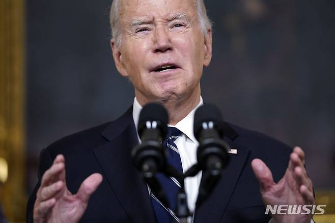 [워싱턴=AP/뉴시스] 조 바이든 미국 대통령이 지난 10일 백악관 스테이트 다이닝룸에서 이스라엘과 팔레스타인 무장 단체 하마스의 충돌과 관련해 연설하고 있다. 바이든 대통령은 15일(현지시간) 공개된 CBS '60분' 인터뷰에서 신(新)중동전쟁에 자국군 투입이 불필요하다고 답했다. 2023.10.16.
