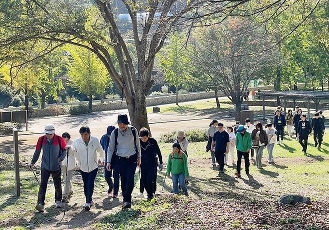 [진천=뉴시스] 태령산 등반 청렴 플로깅. (사진=진천교육지원청 제공) photo@newsis.com *재판매 및 DB 금지