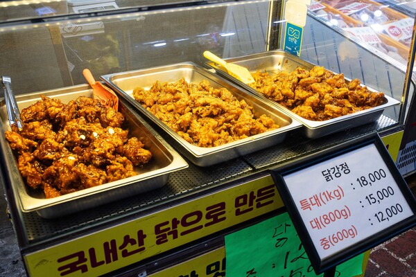 계산동에서 제일 잘되는 집 닭강정은 매운맛, 달콤한맛 두가지를 판매한다.