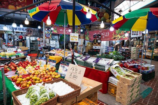 계산시장에는 농수산물 뿐만 아니라 건어물을 파는 가게가 여러 곳 있다.