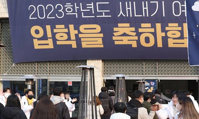 서울대학교에서 예비 대학생들이 선배들의 환영을 받으며 신입생 오리엔테이션장으로 향하고 있다. 연합뉴스