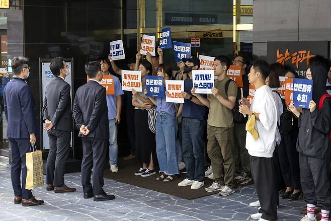 9월14일 검찰 관계자들이 서울 중구 <뉴스타파> 본사를 압수수색하기 위해 진입하려다 직원들과 대치하고 있다. ⓒ시사IN 조남진