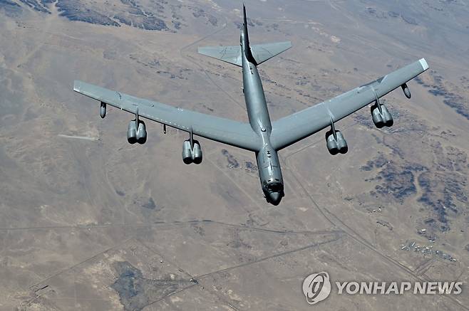 미 B-52H 전략폭격기 (워싱턴=연합뉴스) 미국 중부사령부는 미 루이지애나주 바크스데일 공군기지에 배치된 제2폭격비행단 소속 B-52H 폭격기 2대가 13개 협력국 공군 전력과 통합 임무를 수행했다고 10일(현지시간) 보도자료를 통해 밝혔다. 사진은 B-52H 폭격기. 2022.11.11 [중부사령부 제공. 재판매 및 DB 금지]