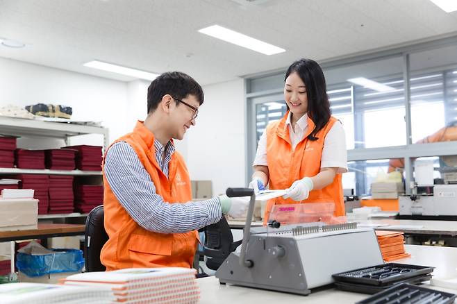 점자달력 제작에 힘을 보태고 있는 한화 직원들 [한화 제공. 재판매 및 DB 금지]