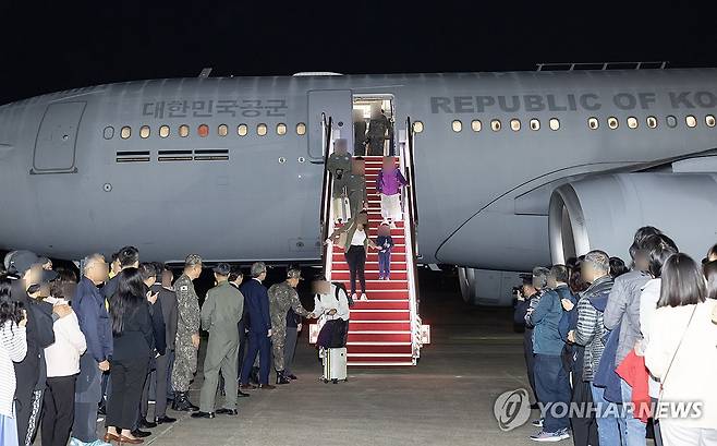 이스라엘 체류 국민 등 군 수송기로 한국 도착 (성남=연합뉴스) 팔레스타인 무장 정파 하마스의 기습 공격을 받은 이스라엘에 고립됐던 우리 국민을 비롯한 현지 체류자들이 14일 밤 경기도 성남 서울공항에 도착해 우리 공군의 KC-330 '시그너스' 다목적 공중급유 수송기에서 내리고 있다. 
    이날 군 수송기를 통해 한국에 도착한 인원은 한국인이 장기 체류자 81명과 단기 여행객 82명, 일본인과 일부 일본인의 타 국적 배우자 등 51명, 싱가포르인 6명이다. 2023.10.15 [사진공동취재단] photo@yna.co.kr