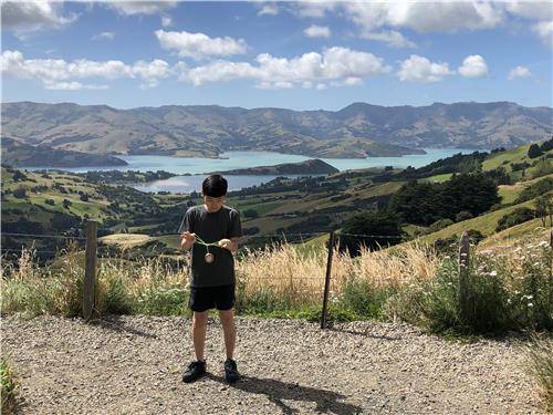 지난 2018년 초등학교 5학년 때 뉴질랜드에 여행 가서 요요를 연습하고 있는 엄군. [엄건주군 제공]