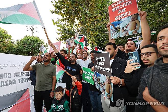 '가자지구 폭격 중단하라' (인천=연합뉴스) 임순석 기자 = 국내 거주하는 팔레스타인들과 아랍계 외국인들이 13일 오후 인천시 미추홀구 인하대 인근에서 이스라엘과 팔레스타인 무장정파 하마스 간 무력 충돌과 관련해 팔레스타인을 지지하는 집회를 열고 있다. 2023.10.13 soonseok02@yna.co.kr