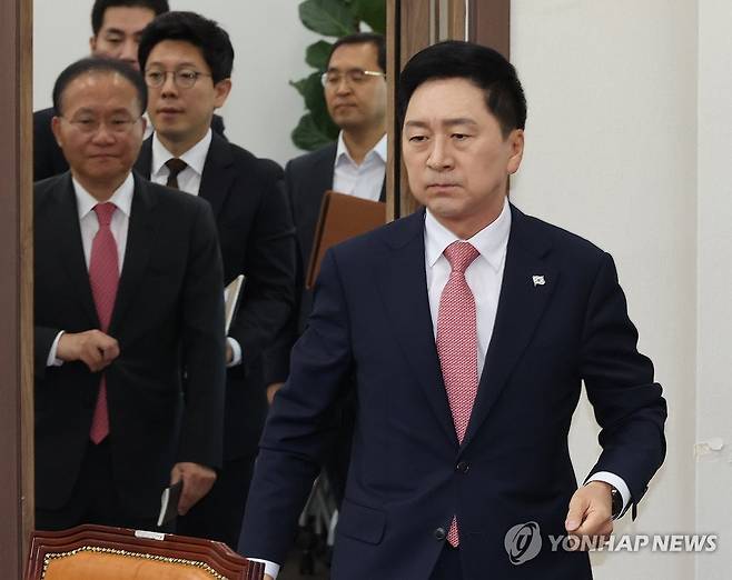 국민의힘 최고위 참석하는 김기현 대표 (서울=연합뉴스) 한상균 기자 = 국민의힘 김기현 대표와 윤재옥 원내대표가 16일 국회 당사무실에서 열린 최고위원회의에 참석하고 있다. 2023.10.16 xyz@yna.co.kr