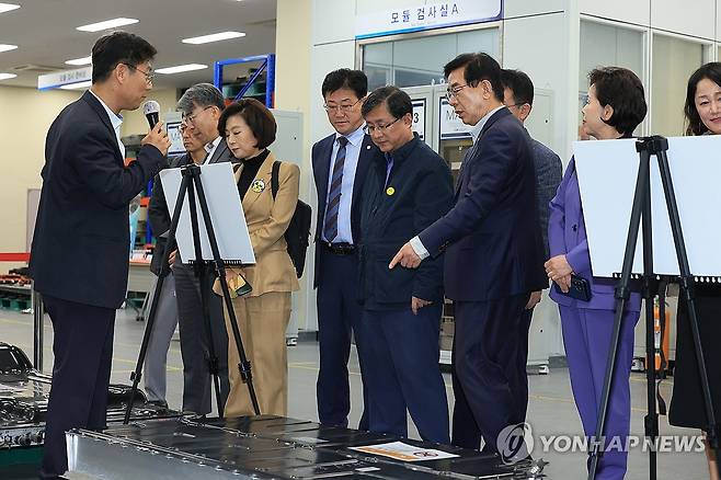 국회 산업통상위 제주배터리산업화센터 시찰 (제주=연합뉴스) 박지호 기자 = 국회 산업통상자원중소벤처기업위원회 위원들이 국정감사의 일환으로 16일 오전 제주시 영평동 제주배터리산업화센터를 시찰하고 있다. 2023.10.16 jihopark@yna.co.kr