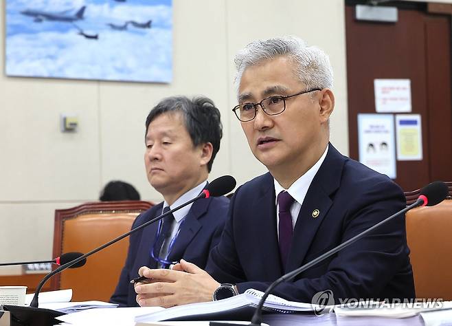 답변하는 엄동환 방위사업청장 (서울=연합뉴스) 이정훈 기자 = 엄동환 방위사업청장이 16일 국회 법제사법위원회에서 열린 방위사업청, 국방과학연구소에 대한 국정감사에서 의원질의에 답변하고 있다. 2023.10.16 uwg806@yna.co.kr