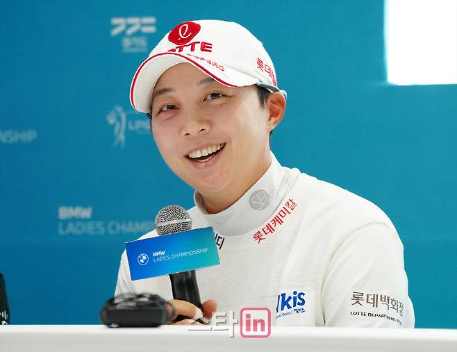 김효주가 17일 경기도 파주시 서원밸리 컨트리클럽 서원힐스 코스 클럽하우스에서 열린 LPGA 투어 BMW 레이디스 챔피언십 공식 기자회견에 참석해 밝게 웃으며 질문에 답하고 있다. (사진=이데일리 골프in 조원범 기자)