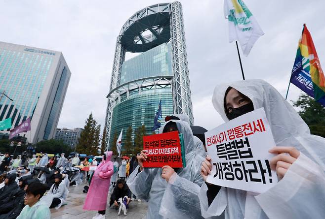 지난 14일 서울 종로구 보신각 앞에서 열린 ‘전세사기 피해자 집중 집회’ 참가자들이 팻말을 들어보이고 있다.(사진=연합뉴스)