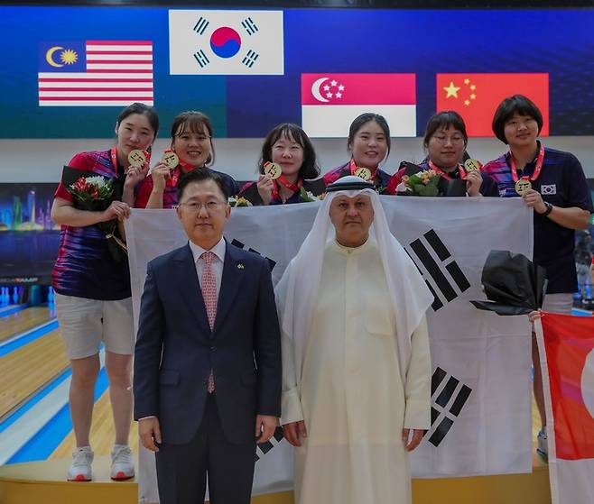 한국 볼링 여자대표팀이 5인조 팀전 결승에서 말레이시아 팀을 라운드 점수 2-1로 꺾고 금메달을 목에 걸었다. [대한볼링협회 제공]