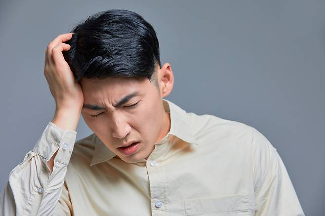 한쪽만 아픈 편두통은 종종 메스꺼움뿐만 아니라 빛과 소리에 대한 민감성을 동반한다. [사진= 게티이미지뱅크]