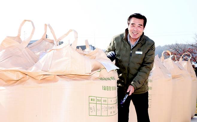 김동일 보령시장이 지난해 진행된 공공비축미 매입 현장에서 등급을 매기는 모습.(보령시 제공)/뉴스1