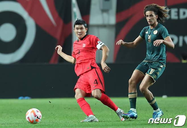 김민재가 13일 오후 서울 마포구 상암동 서울월드컵경기장에서 열린 축구 국가대표 평가전 대한민국과 튀니지의 경기에서 패스하고 있다. 2023.10.13/뉴스1 ⓒ News1 김도우 기자