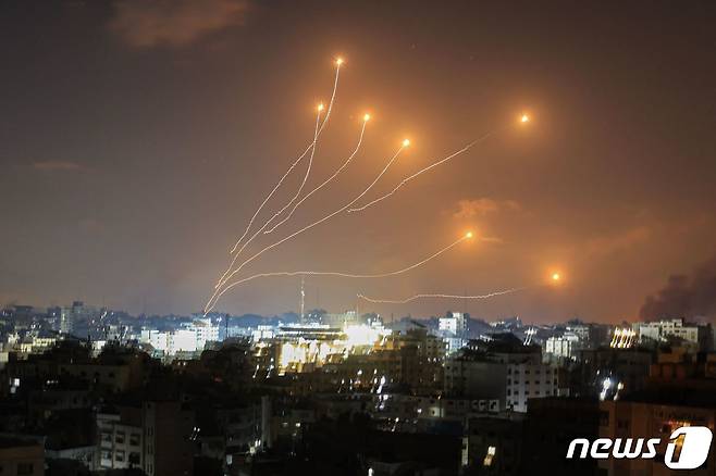 지난 11일(현지시간) 이스라엘 ‘아이언 돔’ 미사일 방공망이 가자지구에서 발사한 팔레스타인 무장정파 하마스의 로켓을 요격하고 있다. 2023.10.12 ⓒ AFP=뉴스1