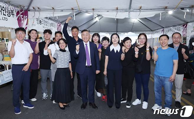 지난 12일(미국 현지시간) 김관영 전북도지사가 LA 한인축제 농수산엑스포 전북홍보관을 찾아 행사에 참가한 도내 농수산식품 기업 23개 부스의 전북 농수산물 제품을 함께 홍보하고 격려했다.2023.10.17.(전북도 제공)/뉴스1