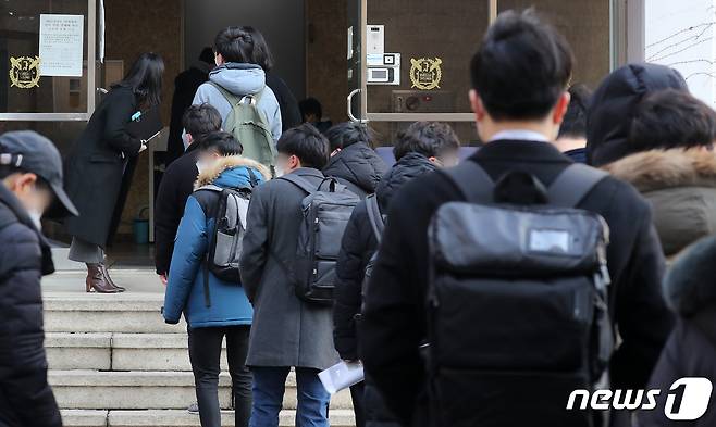 지난 2021년 1월16일 오전 서울 종로구 서울대학교 의과대학에서 정시면접을 치르는 수험생들이 줄지어 입실 순서를 기다리고 있다. 2021.1.16/뉴스1 ⓒ News1 이동해 기자