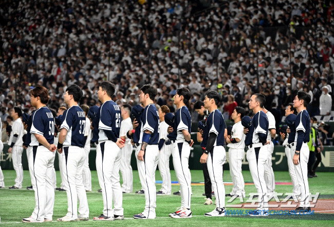 2023 월드베이스볼클래식(WBC) 한국과 일본의 경기가 10일 일본 도쿄돔에서 열렸다. 경기 전 선수들이 국민의례를 하고 있다. 도쿄(일본)=허상욱 기자wook@sportschosun.com/2023.03.10/