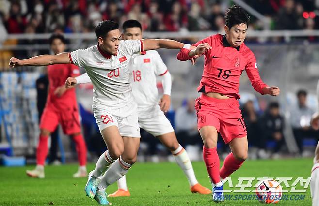 17일 수원월드컵경기장에서 열린 축구 국가대표팀과 베트남의  친선전, 이강인이 돌파를 시도하고 있다. 수원=최문영 기자deer@sportschosun.com /2023.10.17/