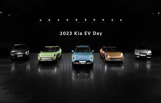 기아가 지난 12일 개최한 '2023 기아 EV 데이'에서 선보인 전기차 라인업[사진=기아]