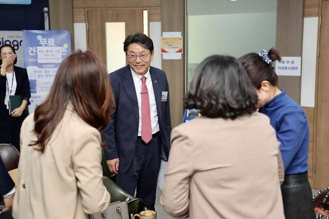 일일 동장이 된 홍태용 경남 김해시장이 북부동 직원들을 만나고 있다. [사진제공=김해시청]