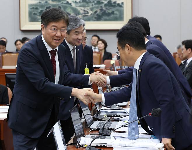윤석열 대통령을 가장 가까이에서 보좌하고 있는 김대기 대통령 비서실 비서실장(사진 왼쪽)과 조태용 국가안보실장이 2023년 8월 30일 저녁 서울 여의도 국회에서 열린 국회운영위원회 전체회의에서 의원들과 악수하며 인사를 나누고 있다./뉴스1
